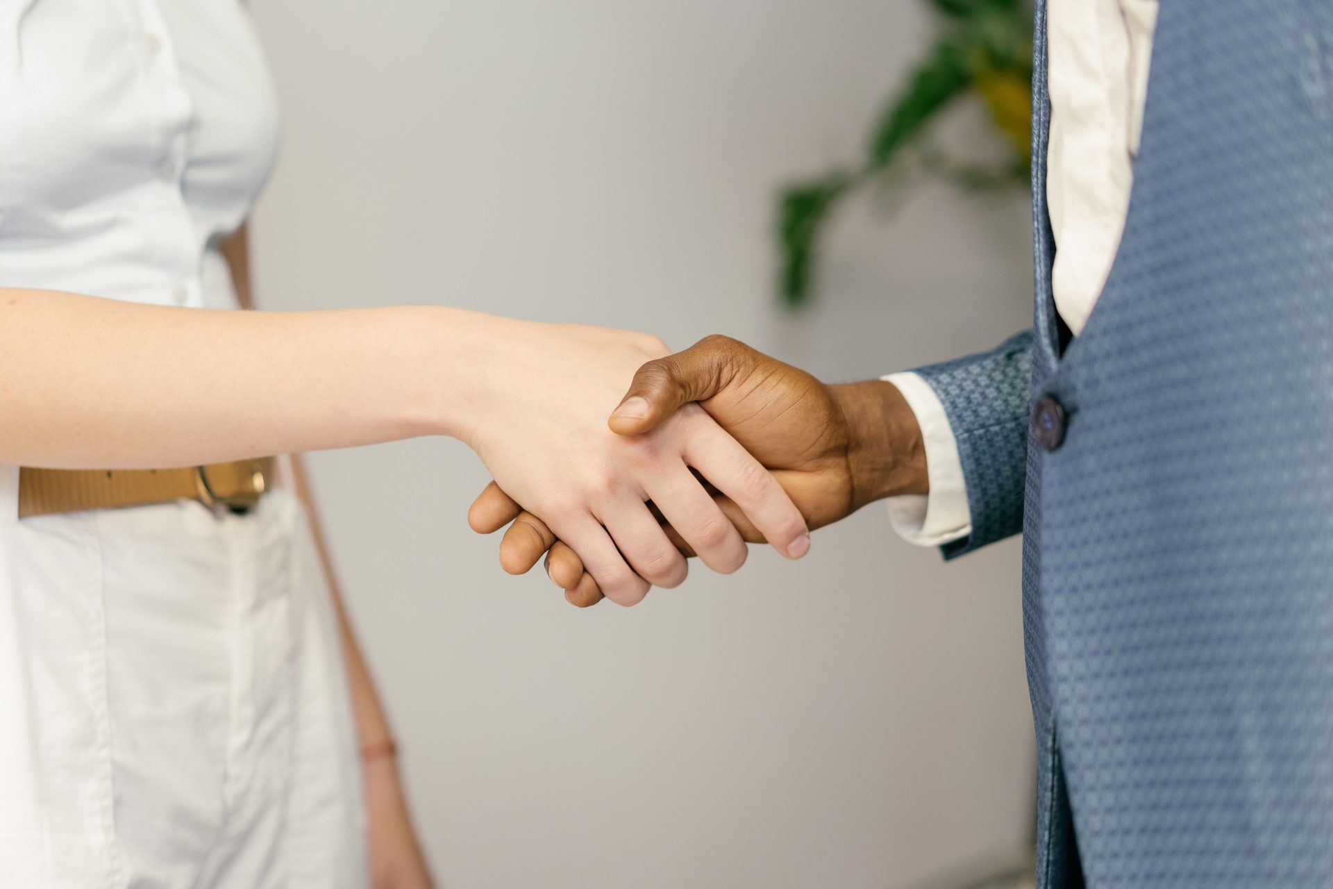 Nahaufnahme eines professionellen Handschlags, der geschäftliche Einigkeit und Partnerschaft symbolisiert.