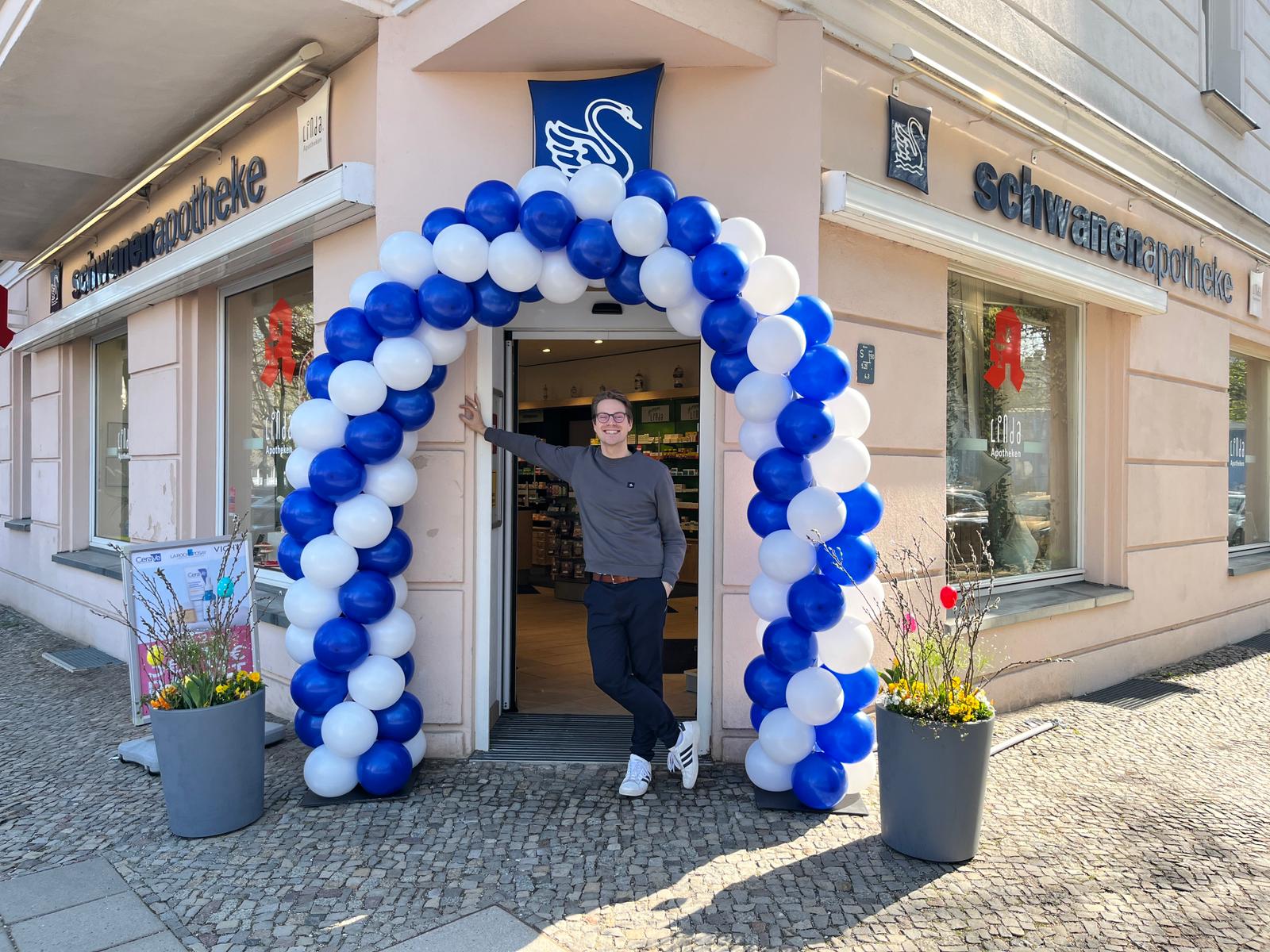 Bunte Ballonbogen vor Apotheke