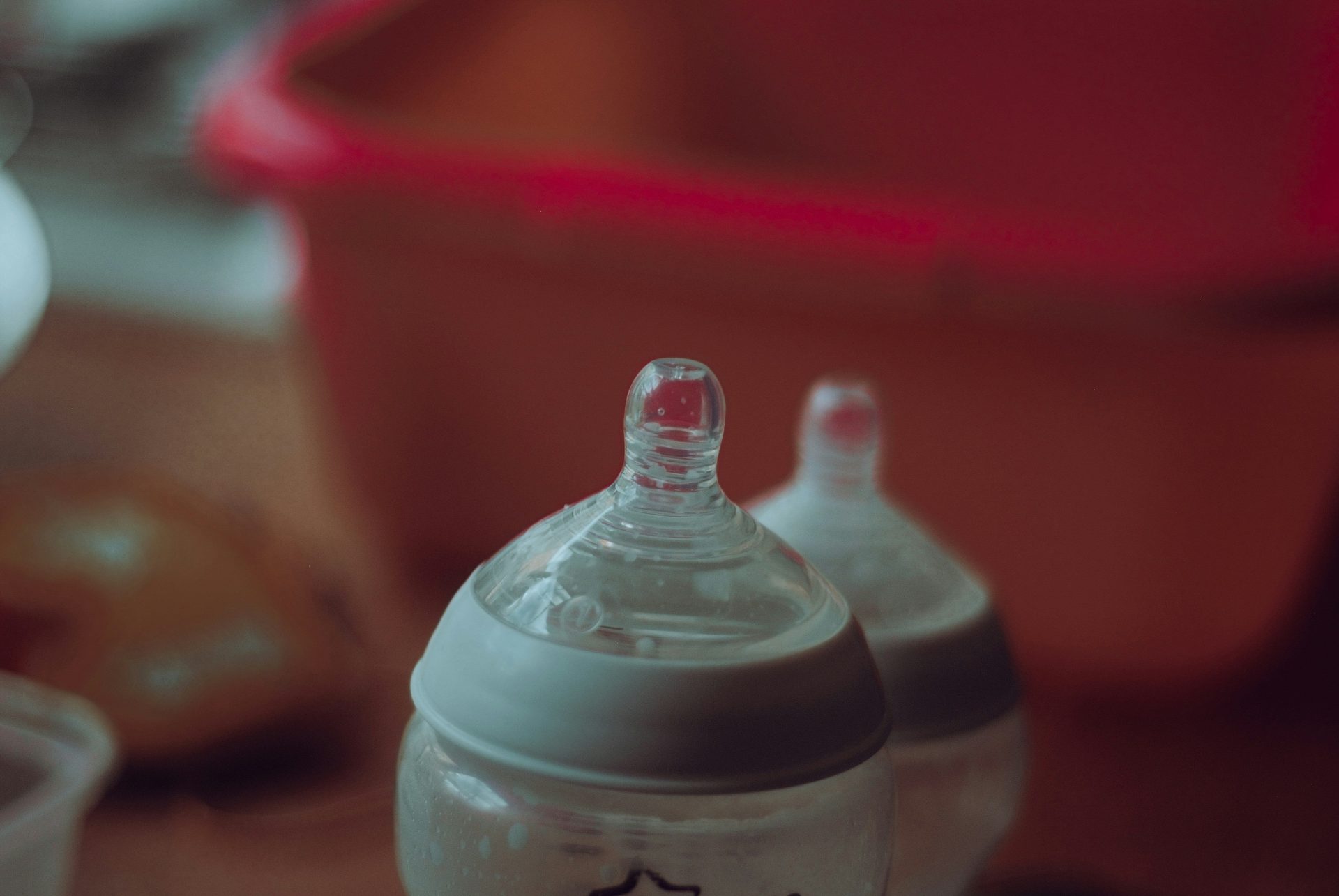 durchsichtige Kunststoff-Flasche auf einem roten Tisch