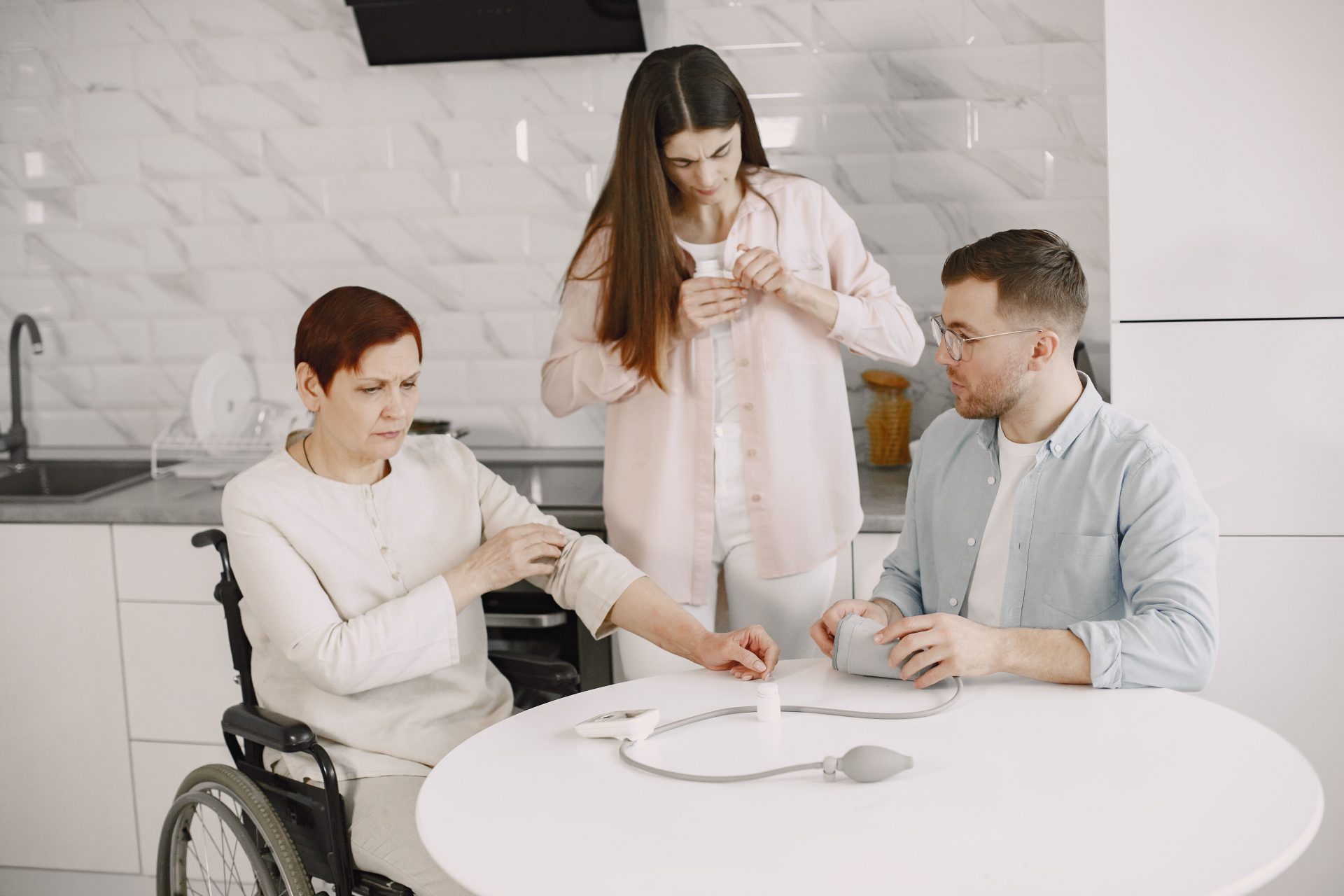Eine Familie hilft bei der Blutdruckmessung zu Hause und fördert so das Gesundheitsbewusstsein.